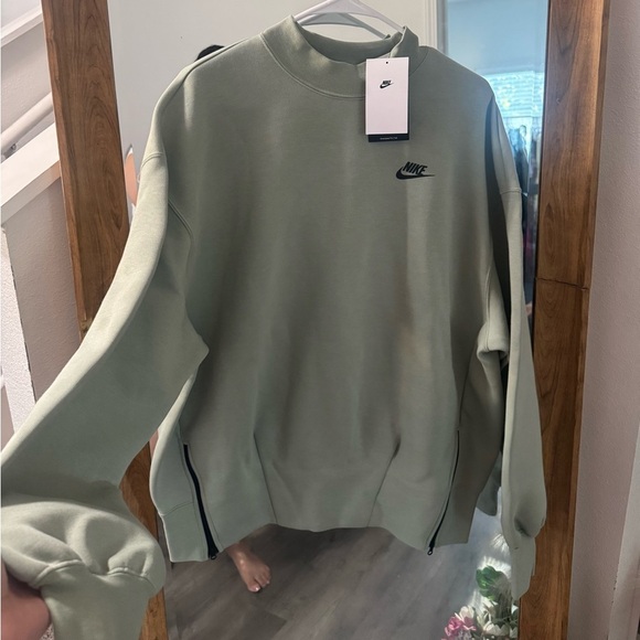 BNWT Women’s Nike Sportswear Tech Fleece Oversized Crew-Neck Sweatshirt - Picture 5 of 8